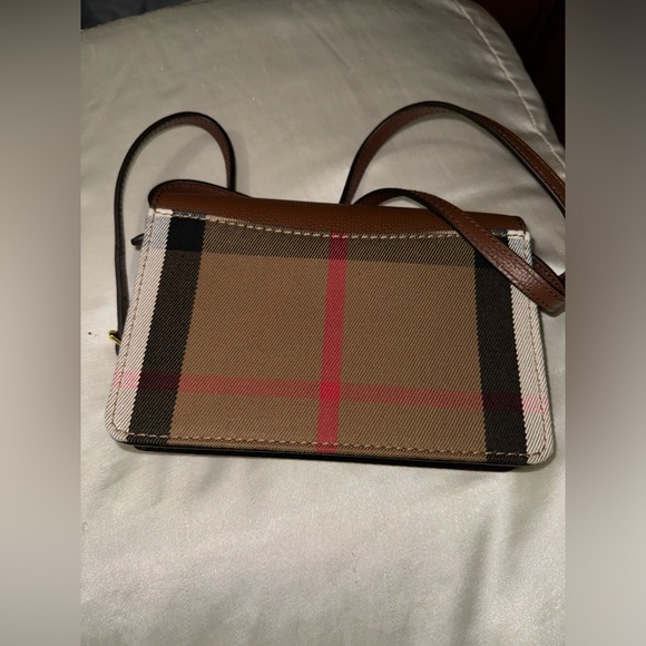 BRAND NEW. CROSSBODY BURBERRY PURSE WITH DUST BAG. - Picture 3 of 9